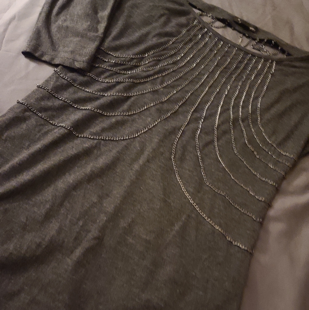 Grey tee with chains